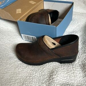 Hardly worn brown danskos size 40 (9.5-10)